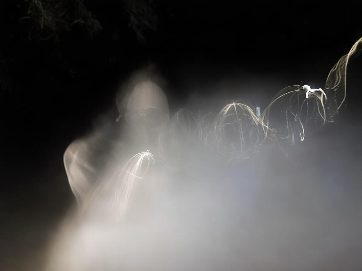 无人机灯光绘出怜悯之姿